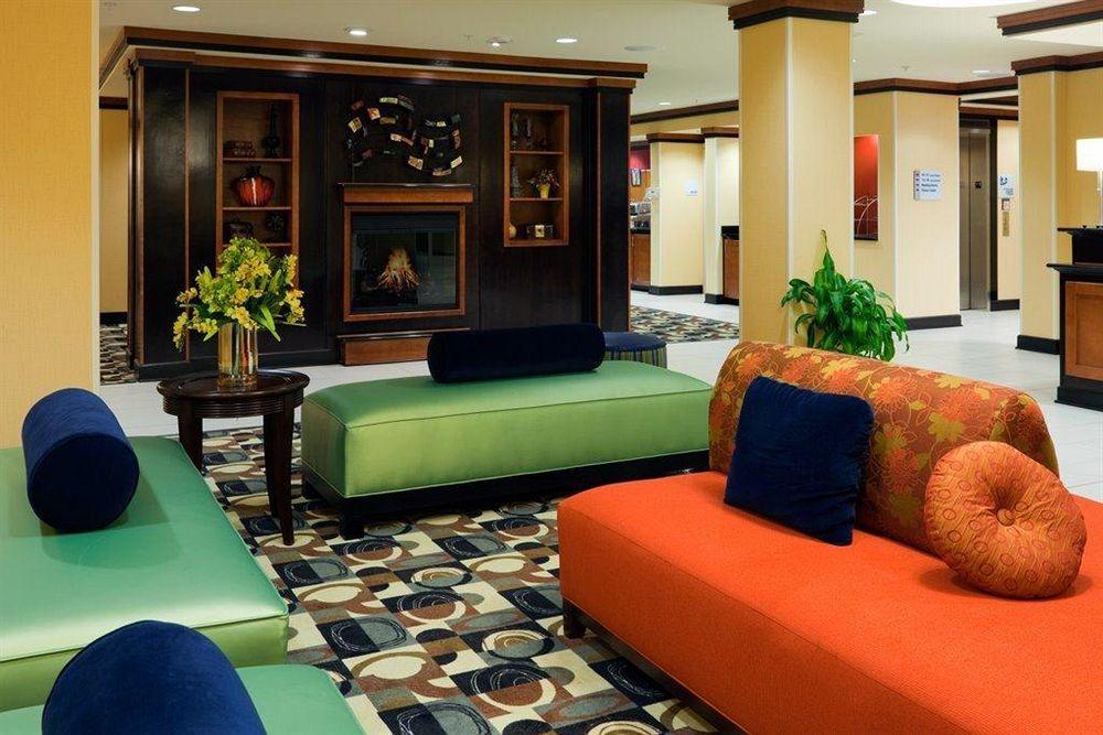Holiday Inn Express & Suites Gonzales By Ihg Beltér fotó